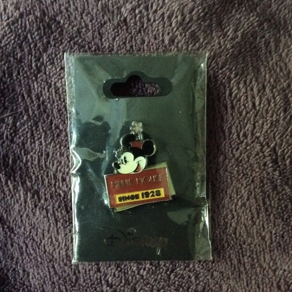 Minnie Mouse 1928 Monogram pin - Picture 1 of 8